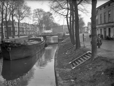 44124 Gezicht op de Van Asch van Wijckskade te Utrecht, uit het westen. Links de Stadsbuitengracht met de Van Asch van ...